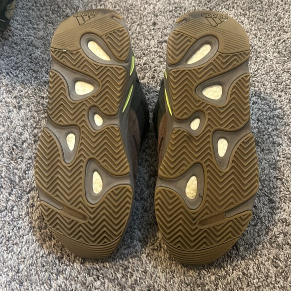 Used Yeezy 700 mauve. Has some wear and tear but in great shape. - Picture 2 of 5